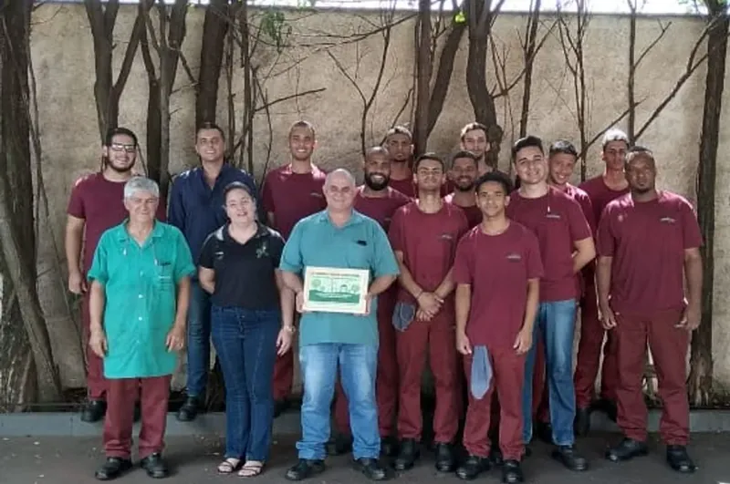 Equipe de indústria recebendo certificado da DAidea