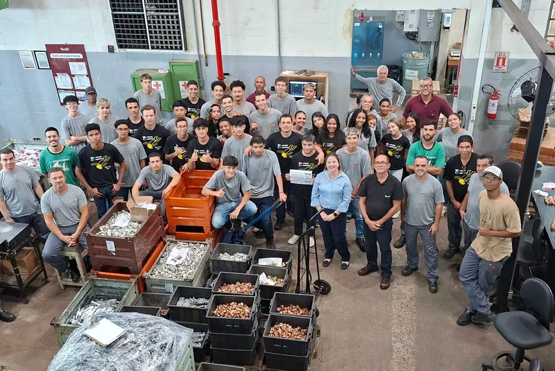 Turma em treinamento da DAidea dentro de uma indústria