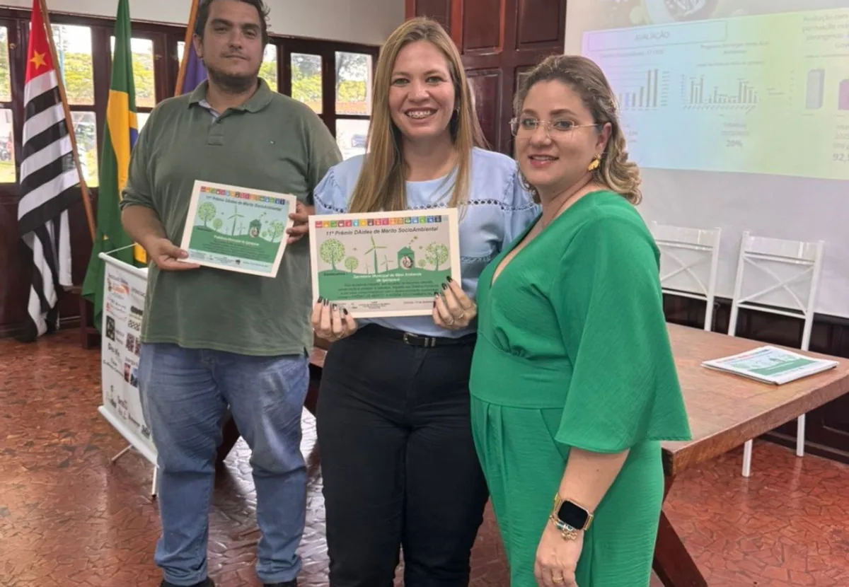 Michelle C.R. Miele entregando certificado de reconhecimento