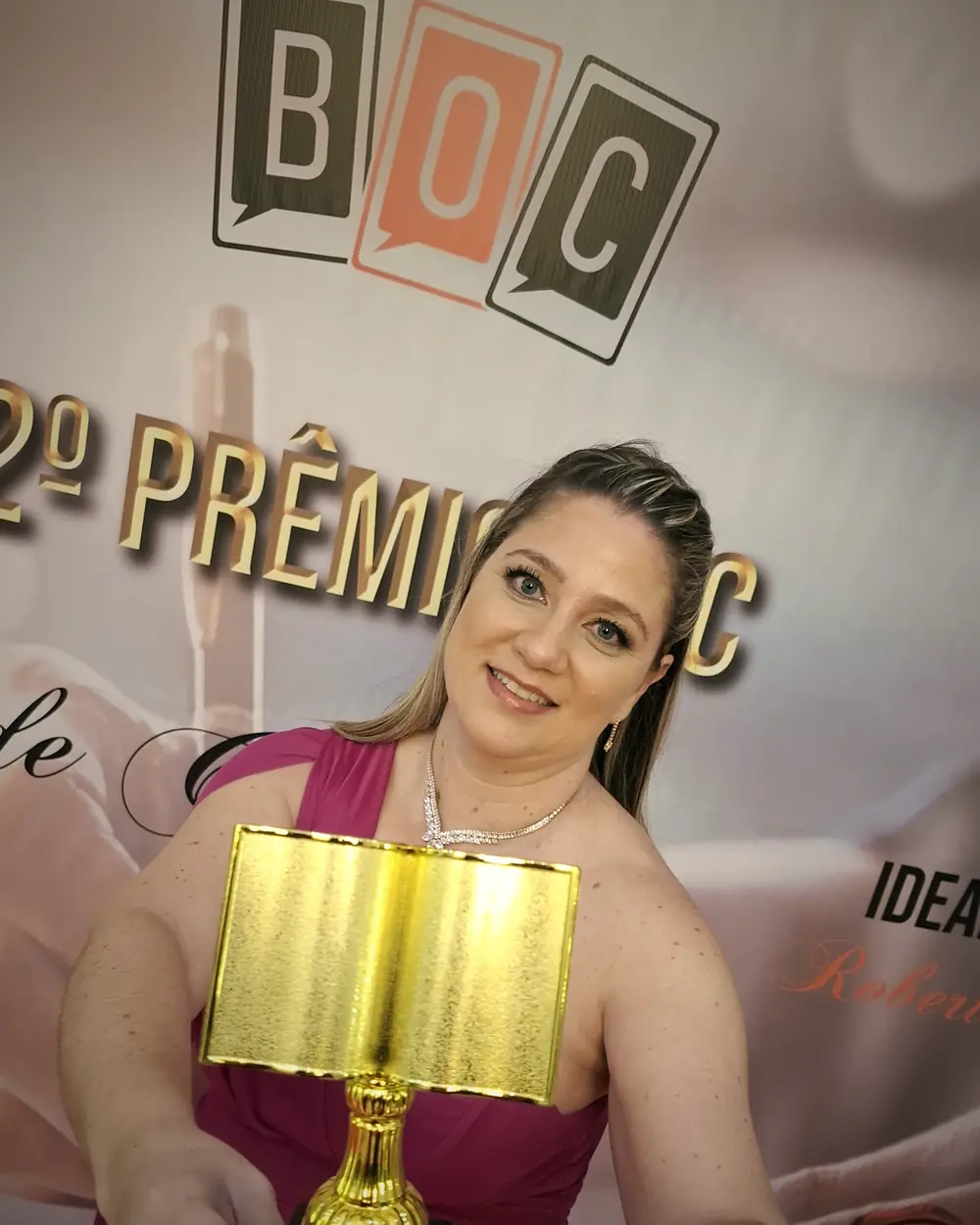 Michelle segurando o troféu do 2º Prêmio BOC de Coautoria