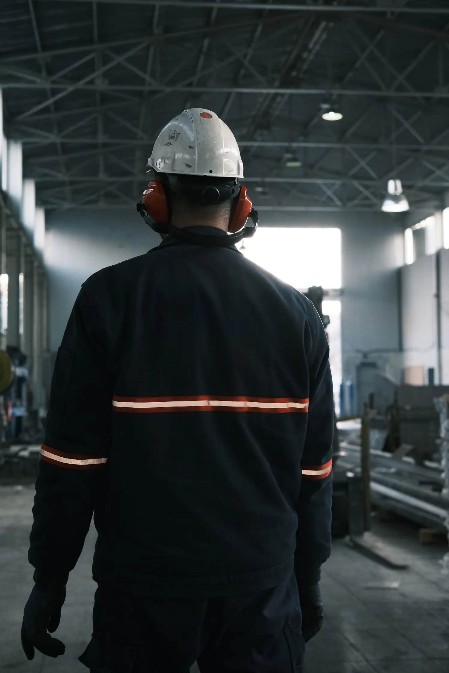 Profissional de equipamento de proteção dentro de uma indústria